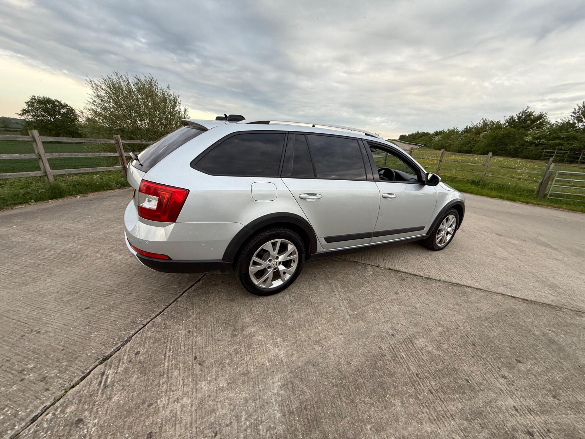 Skoda Octavia 2.0 TDI Scout 4WD Euro 6 (s/s) 5dr — photo 39 of 50
